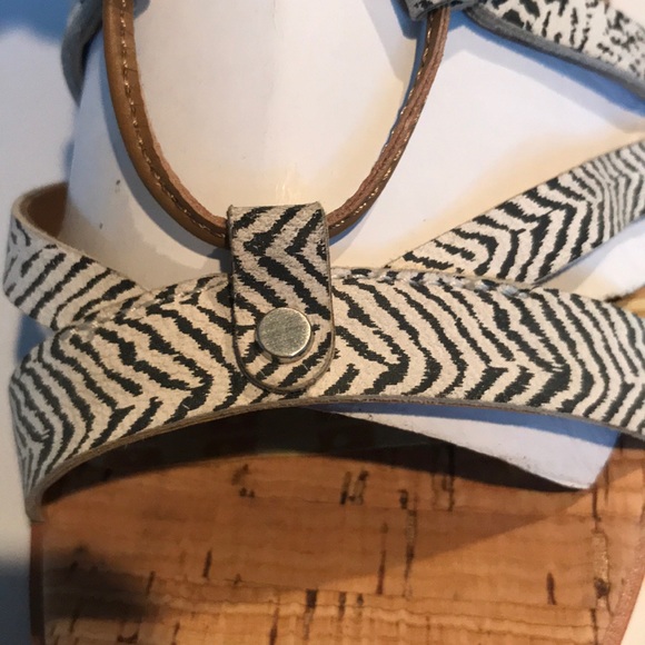 Dolce Vita Wedge - Picture 4 of 5